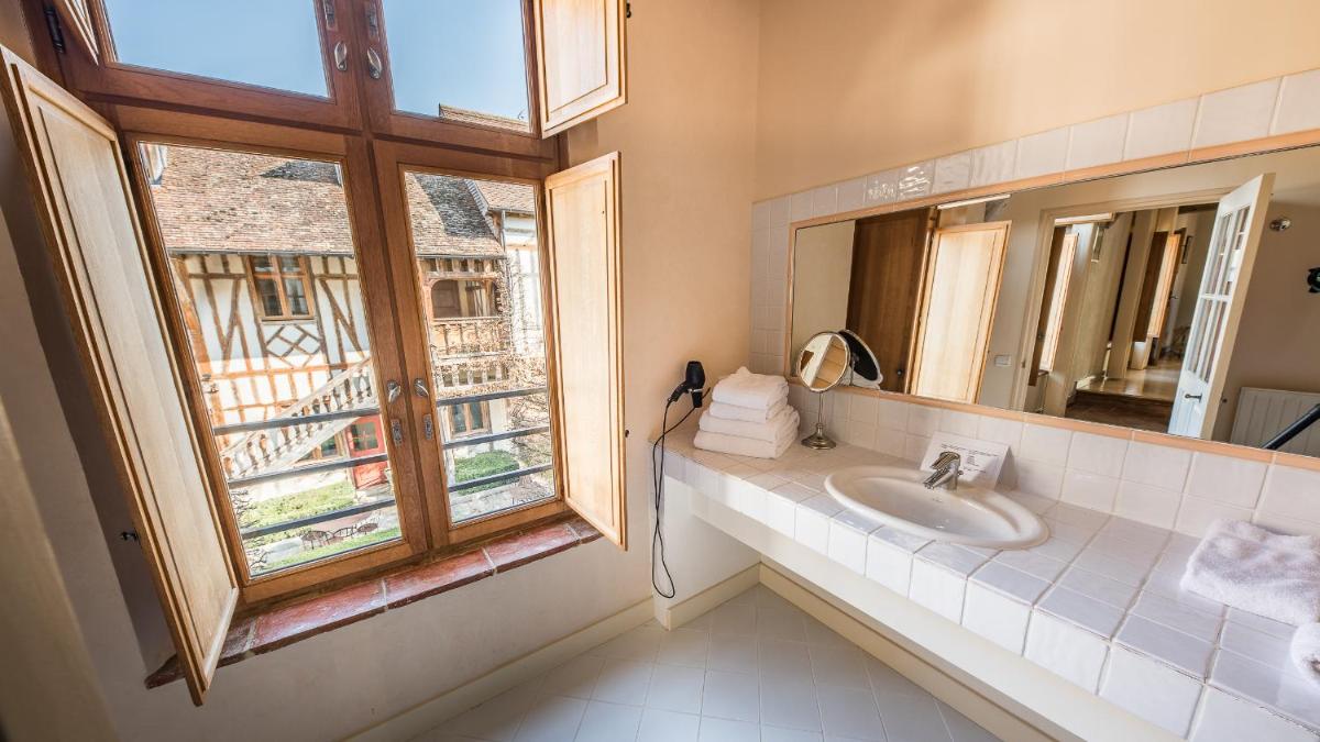 Un ou plusieurs lits dans un hébergement de l'établissement La Maison de Rhodes Hôtel & Spa