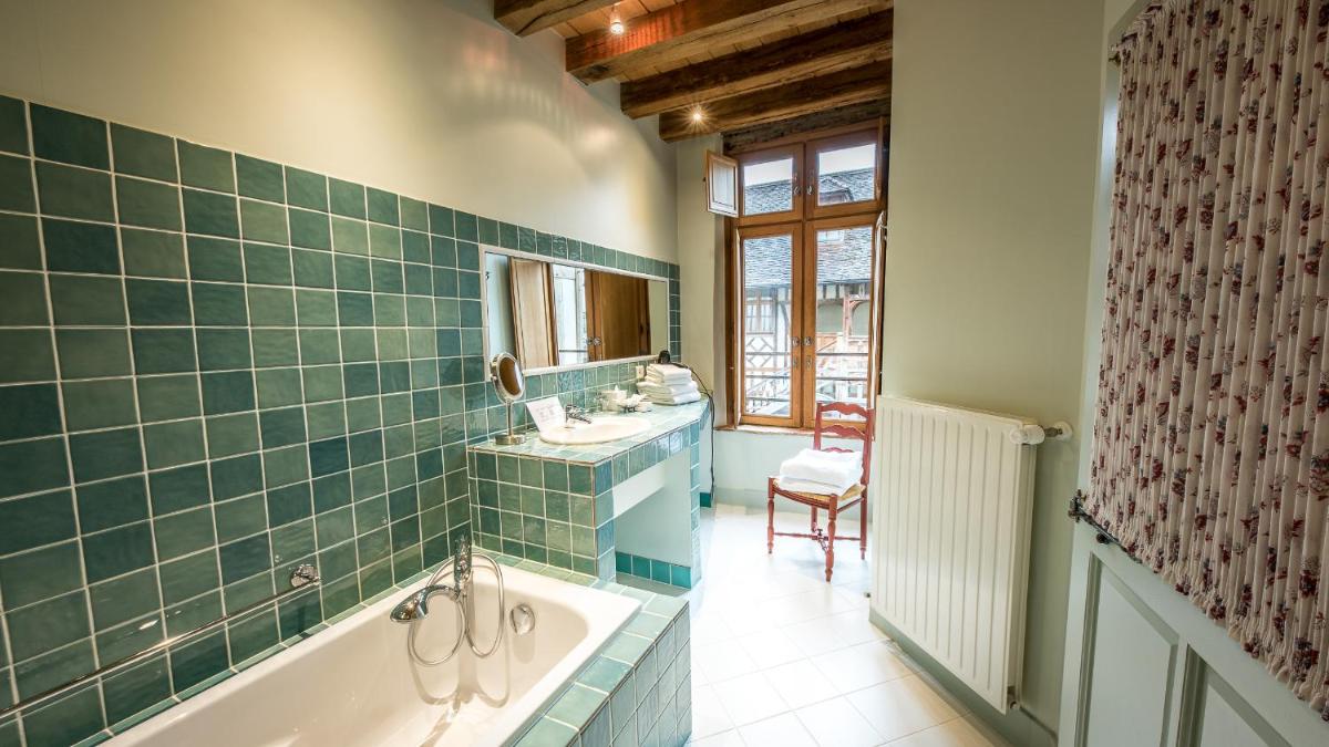 Salle de bains dans l'établissement La Maison de Rhodes Hôtel & Spa