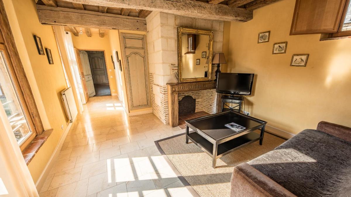 Télévision ou salle de divertissement dans l'établissement La Maison de Rhodes Hôtel & Spa