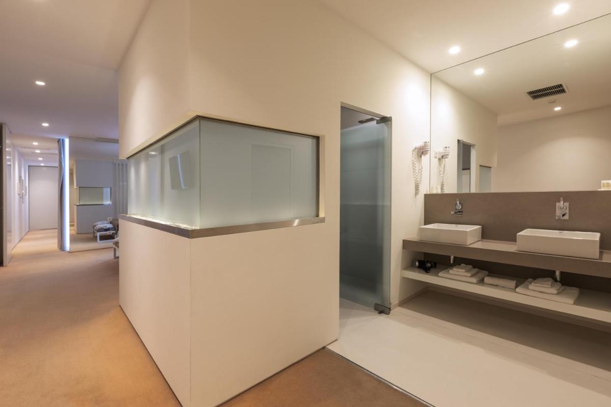 Uma casa de banho em Tempus Hotel & Spa