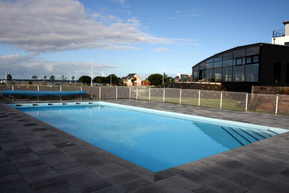 Piscine de l'établissement Thalasso Concarneau Spa Marin Resort ou située à proximité