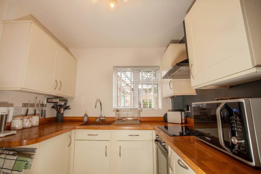 Three Bedroom House, Driveway, Bracknell Centre - Housity