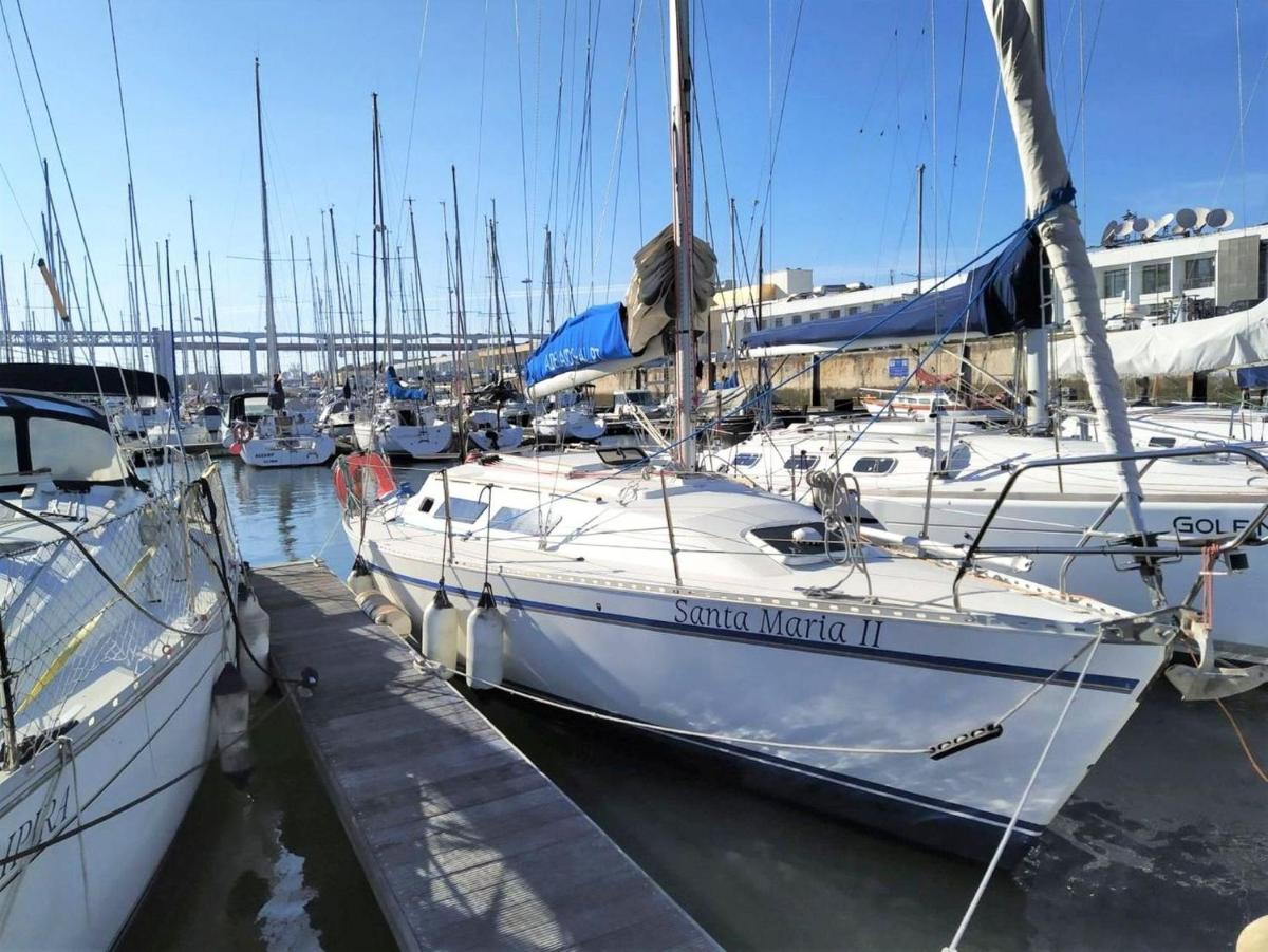 Be Local - Sleep aboard the Santa Maria sailing boat in Lisbon - Housity
