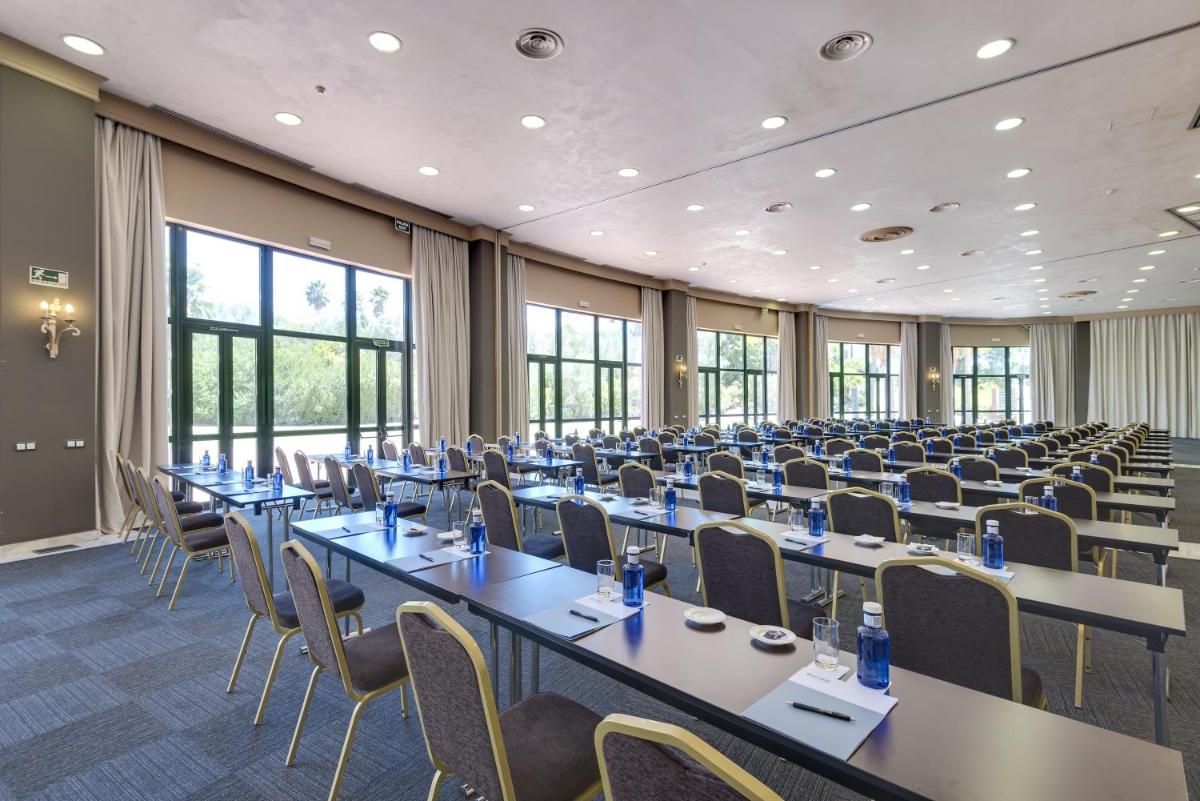 Una gran sala con mesas y sillas. en Barceló Montecastillo Golf, en Jerez de la Frontera 115 fotos más