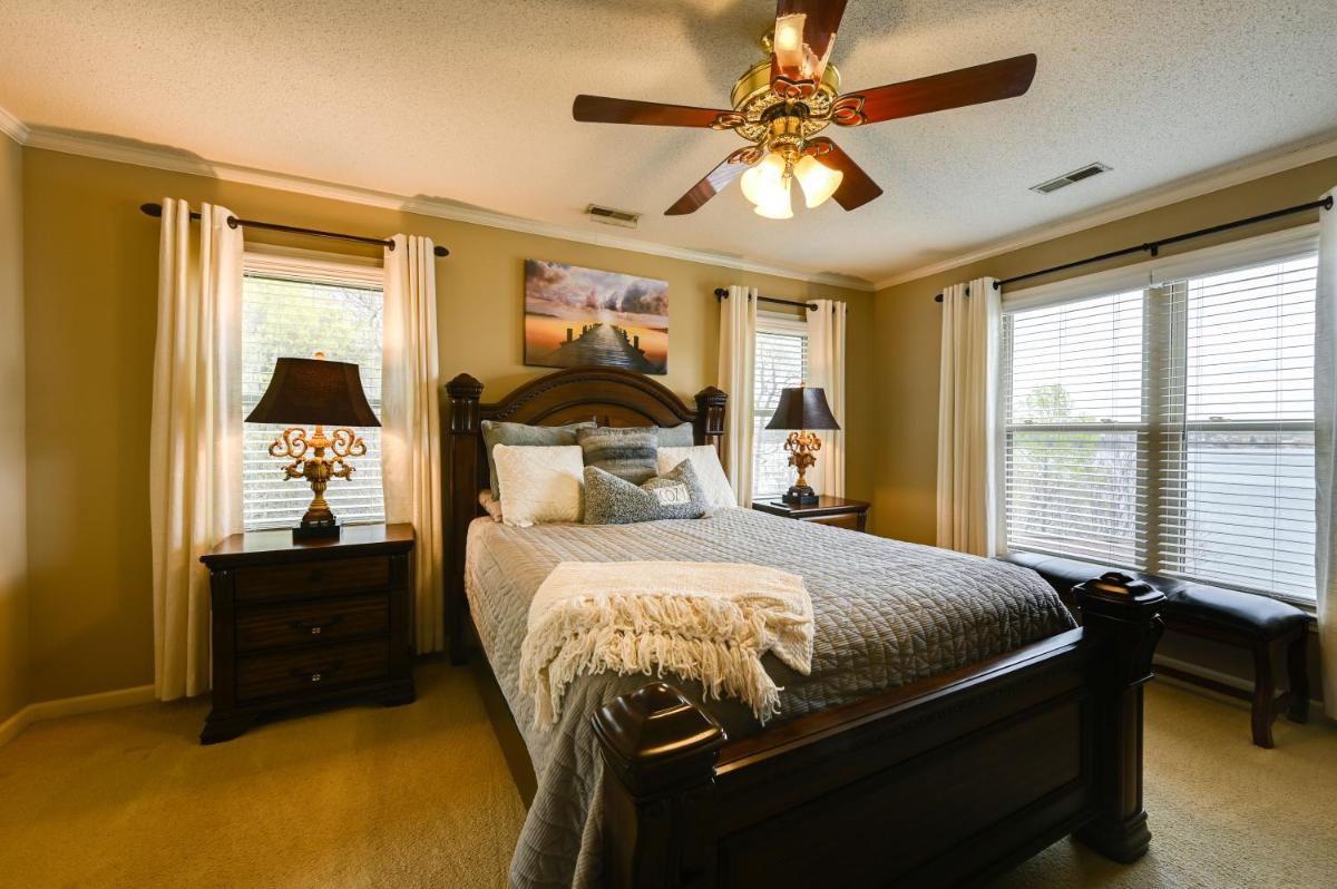 Lakefront Home with Outdoor Oasis, Kayaks, Dock - Housity