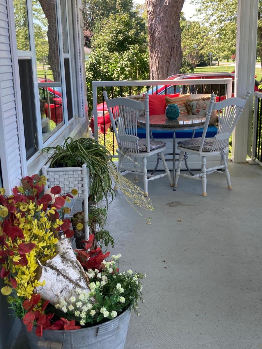 Glorious Gardens Bed and Breakfast - Housity
