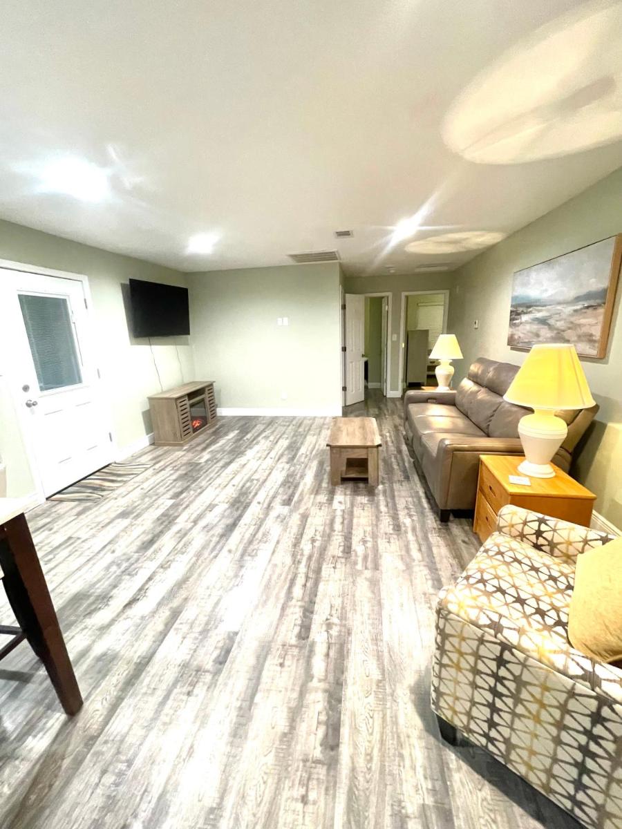 Ocean Springs Cottage-Bring your Boat! 2 Bedroom 2 Bath Sleeps 4 Max - Housity