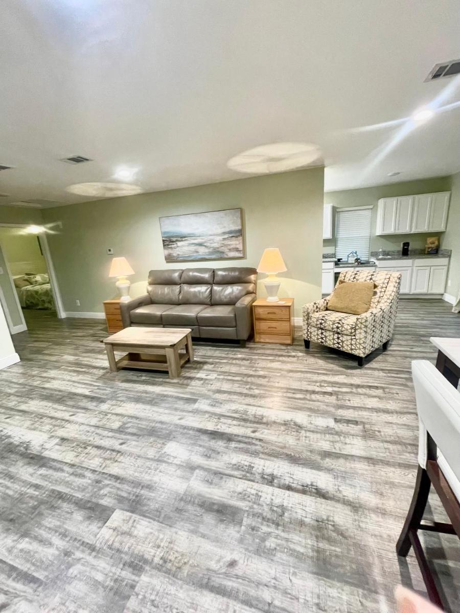 Ocean Springs Cottage-Bring your Boat! 2 Bedroom 2 Bath Sleeps 4 Max - Housity