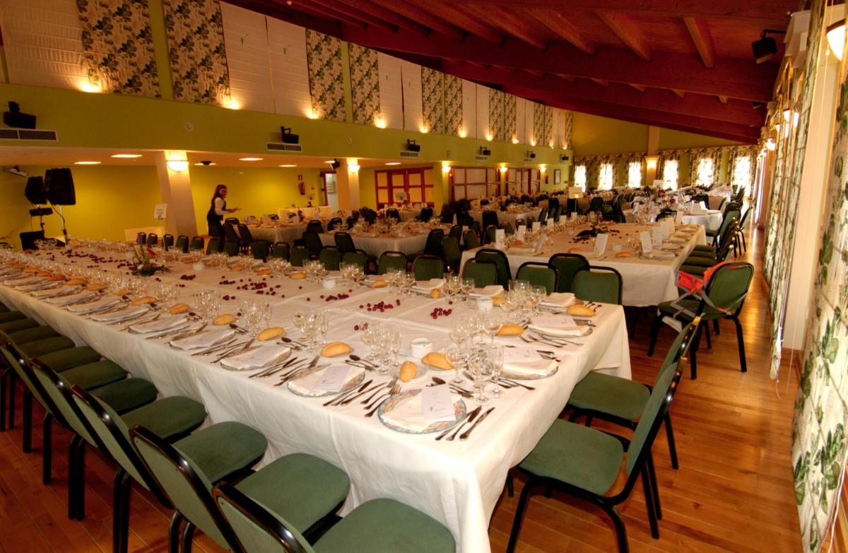 Comida en o cerca de este hotel
