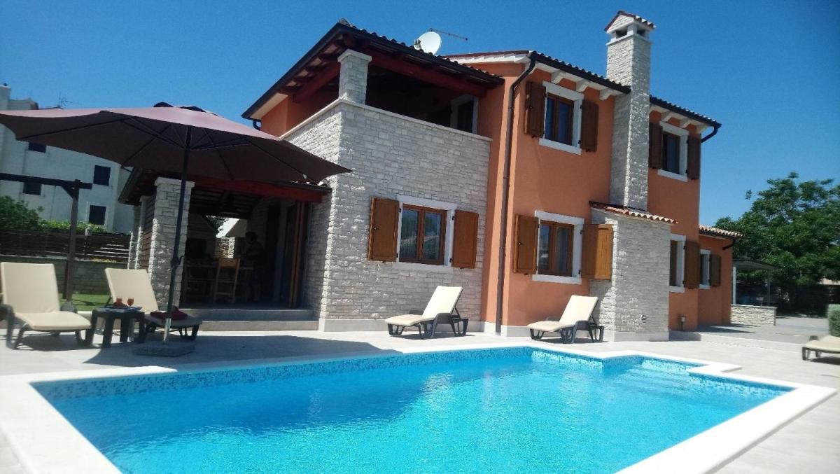 Modern eingerichtetes Ferienhaus mit privaten Swimmingpool und Meerblick - Housity