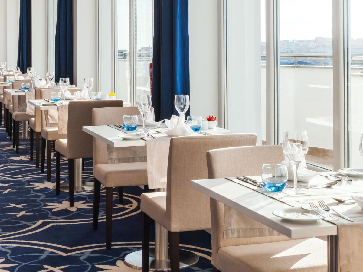 Um restaurante ou outro lugar para comer em MH Peniche