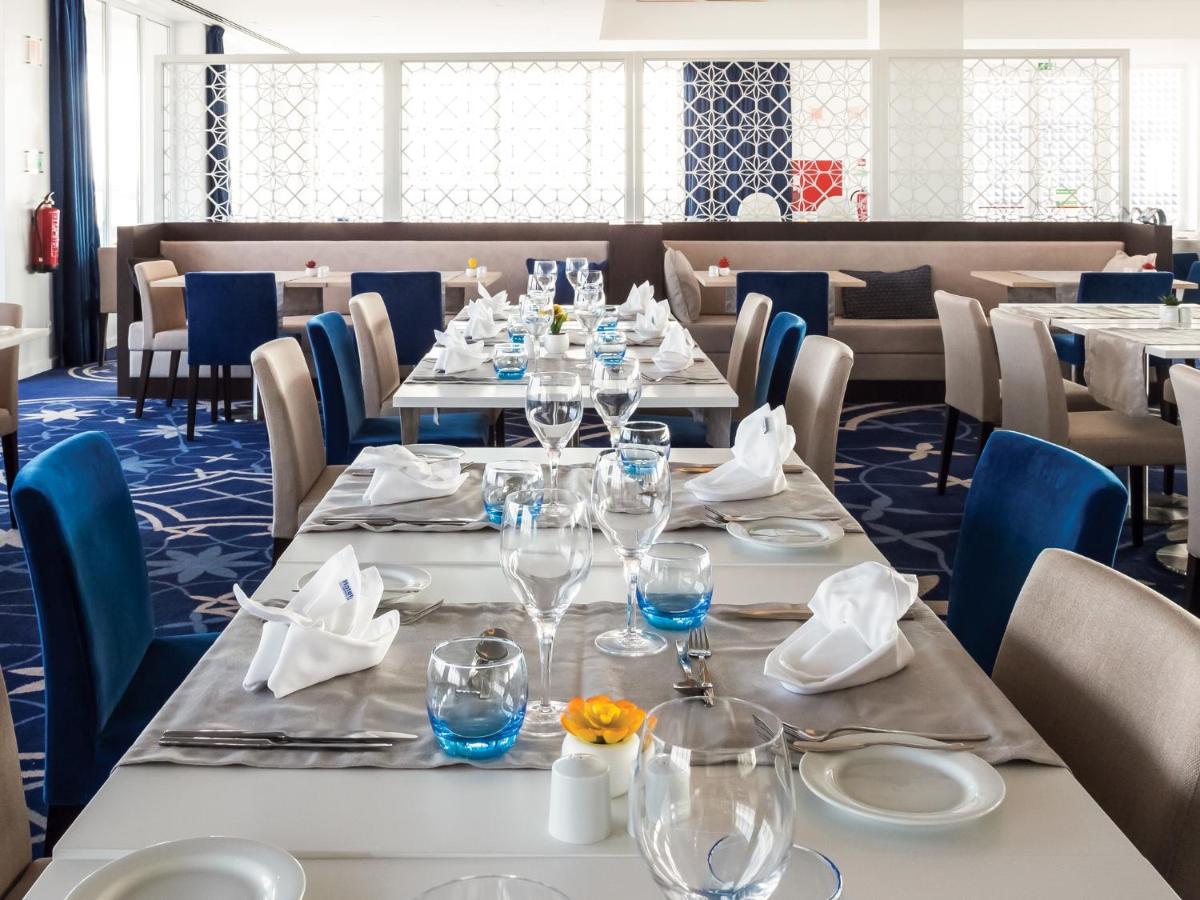 Um restaurante ou outro lugar para comer em MH Peniche