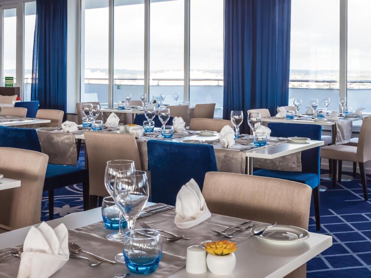 Um restaurante ou outro lugar para comer em MH Peniche