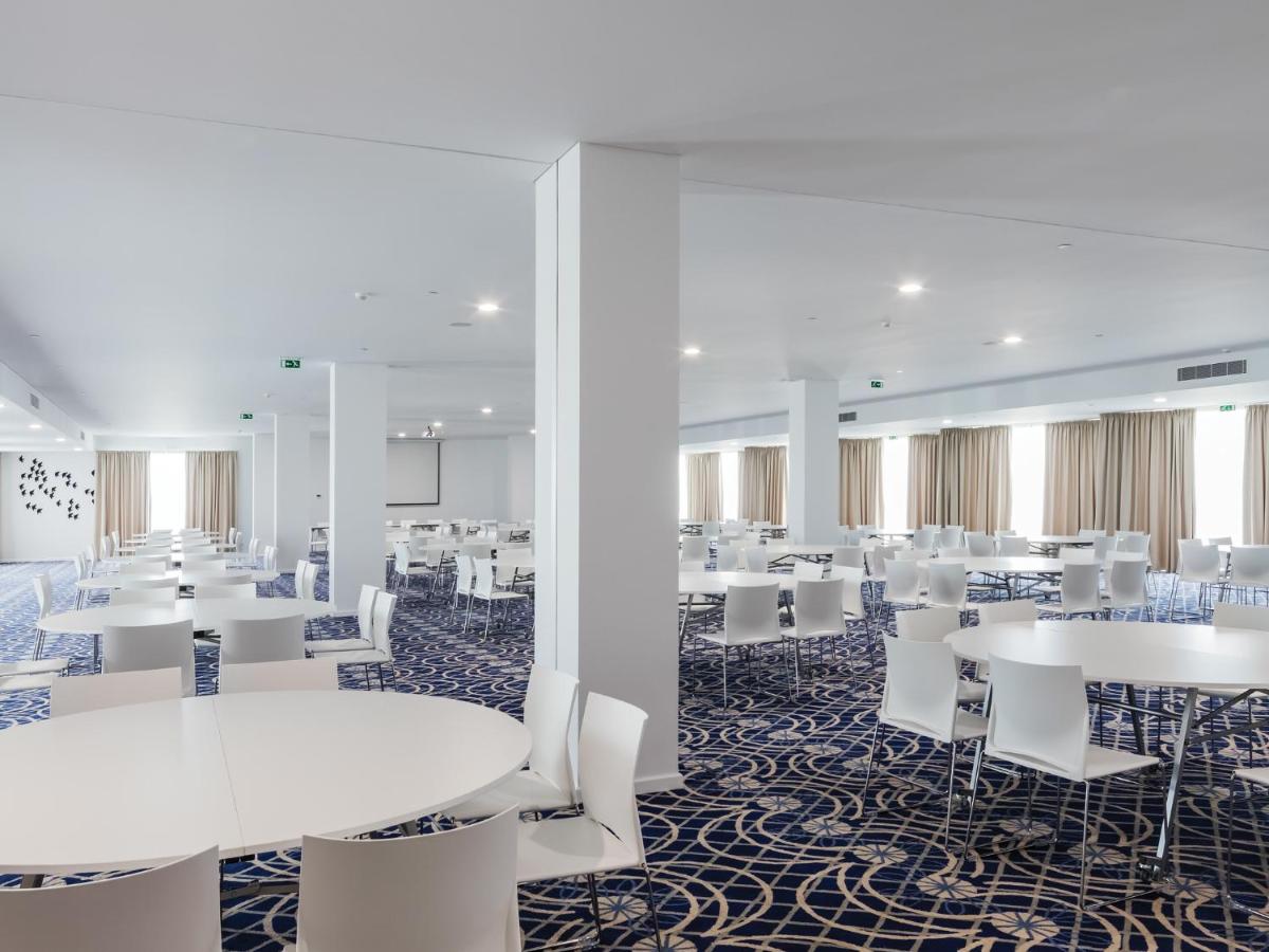 Um restaurante ou outro lugar para comer em MH Peniche