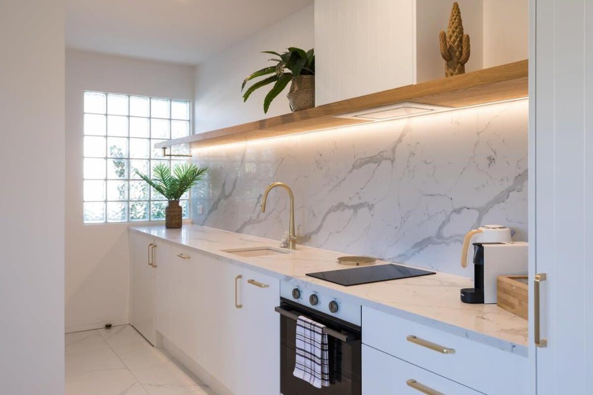 Luxury Apart, Balcony & Seaviews, Full Laundry, Kitchen & Heat Pump - Housity