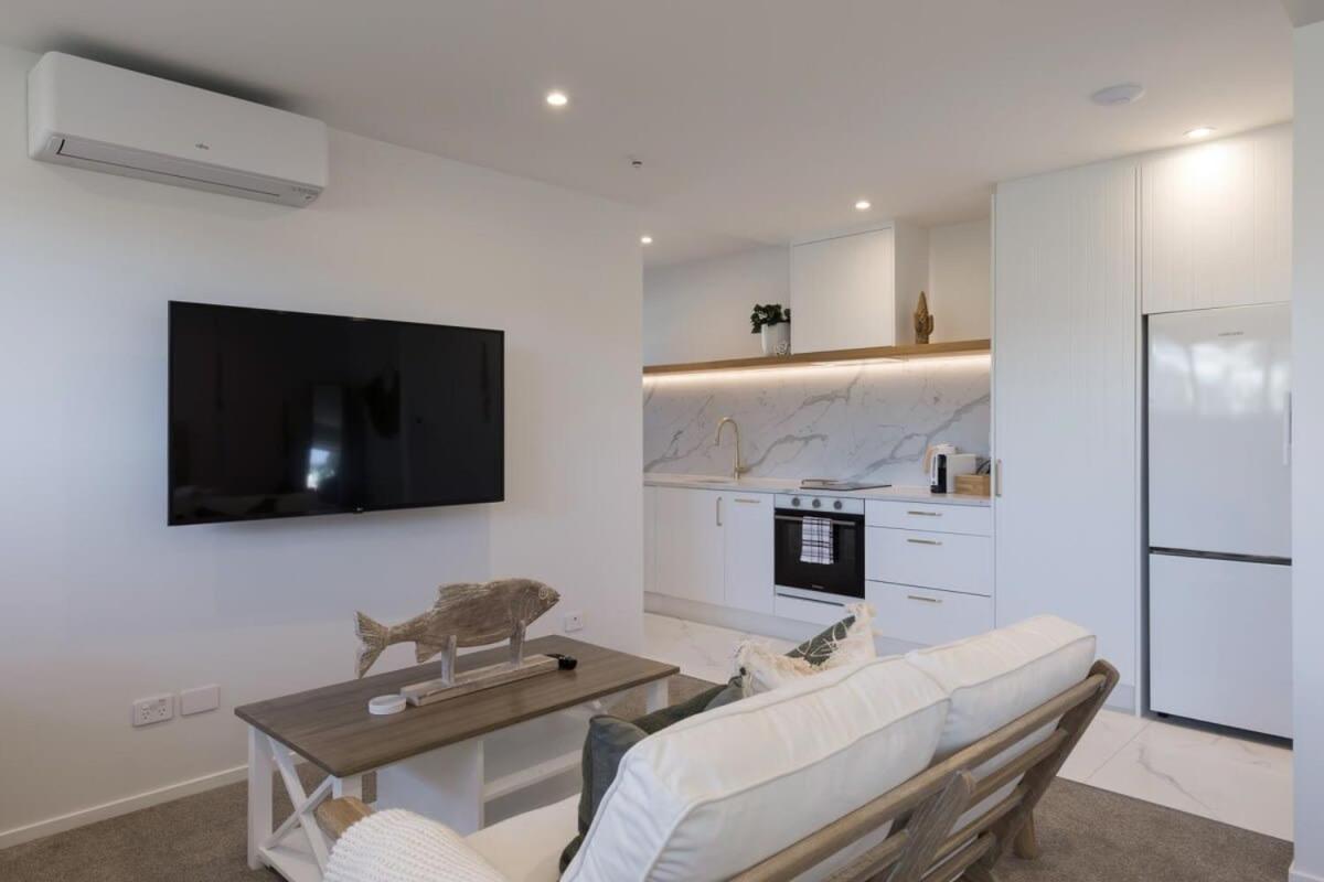 Luxury Apart, Balcony & Seaviews, Full Laundry, Kitchen & Heat Pump - Housity