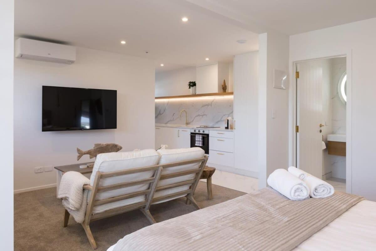 Luxury Apart, Balcony & Seaviews, Full Laundry, Kitchen & Heat Pump - Housity