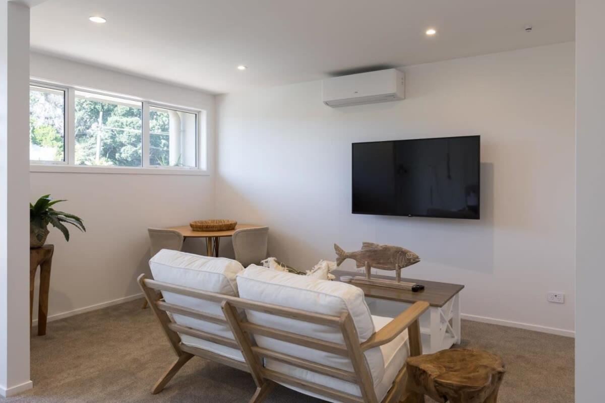 Luxury Apart, Balcony & Seaviews, Full Laundry, Kitchen & Heat Pump - Housity