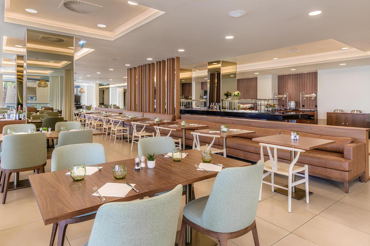 Um restaurante ou outro lugar para comer em NAU Sao Rafael Suites - All Inclusive