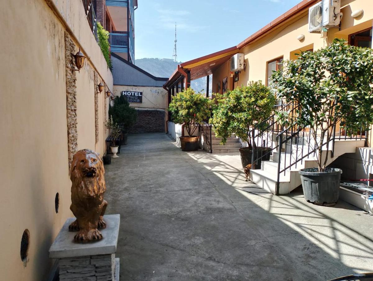 Two Lions Hotel - Housity