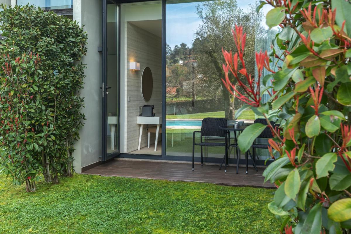 Um jardim no exterior de Tempus Hotel & Spa