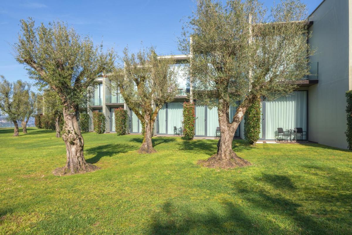 Um jardim no exterior de Tempus Hotel & Spa