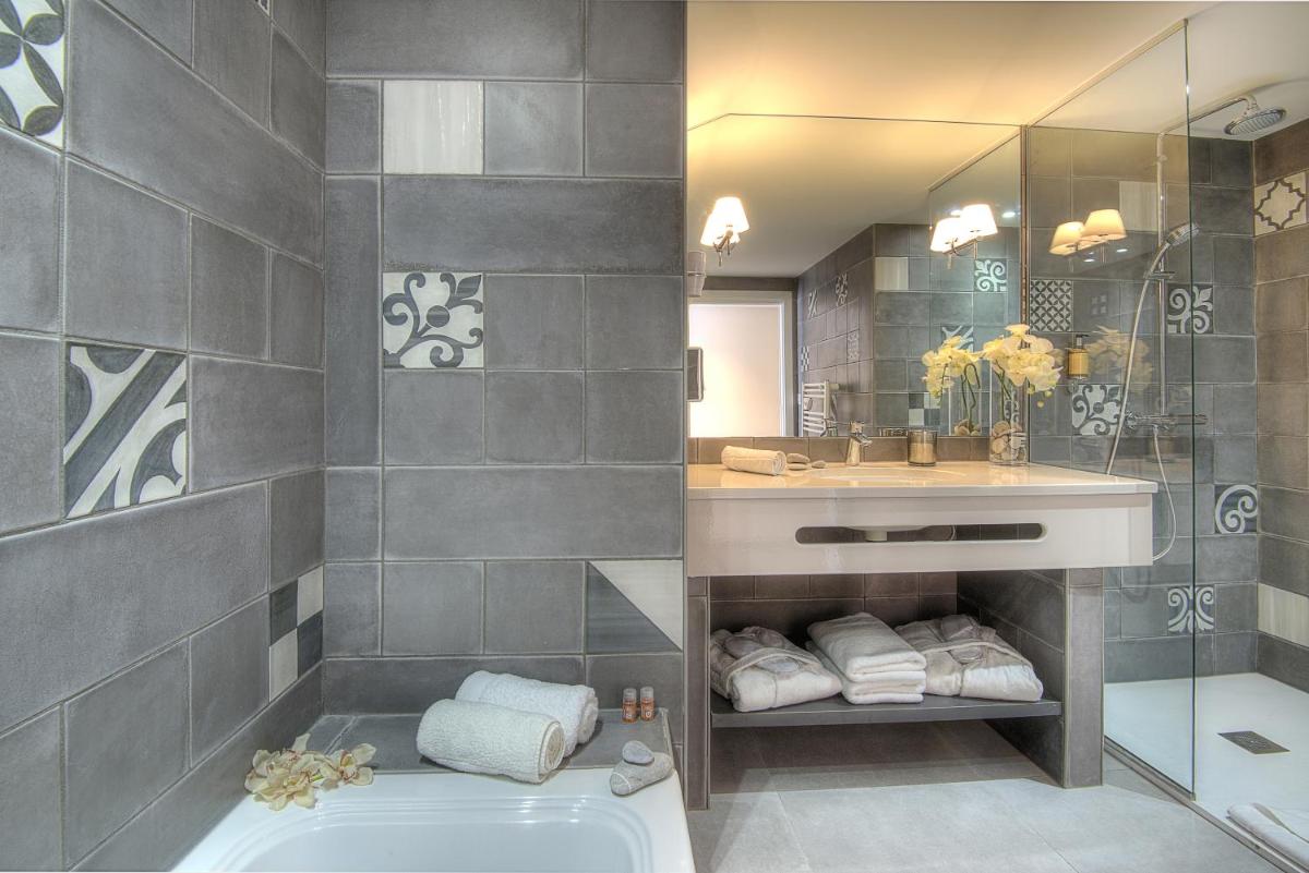 Salle de bains dans l'établissement La Bastide de l'Oliveraie