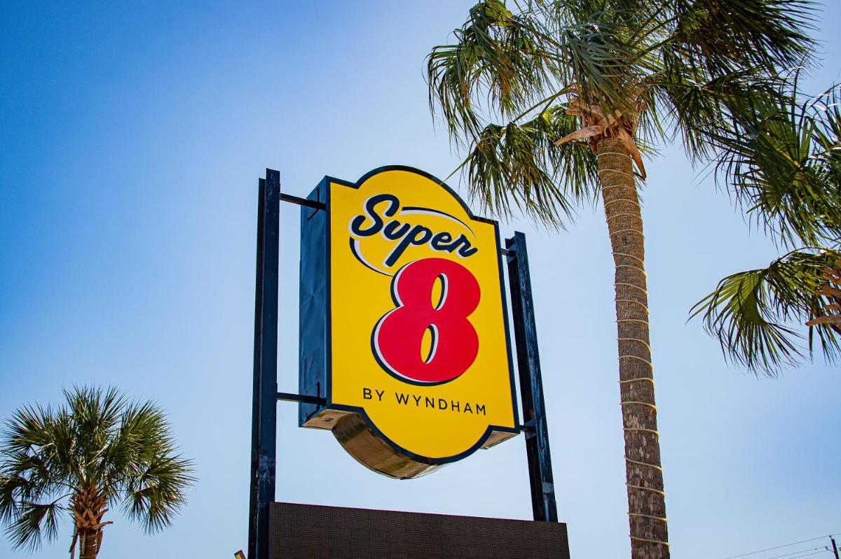Super 8 by Wyndham Biloxi - Housity
