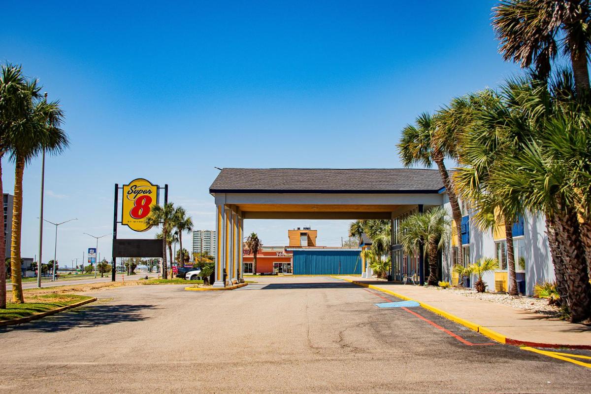 Super 8 by Wyndham Biloxi - Housity