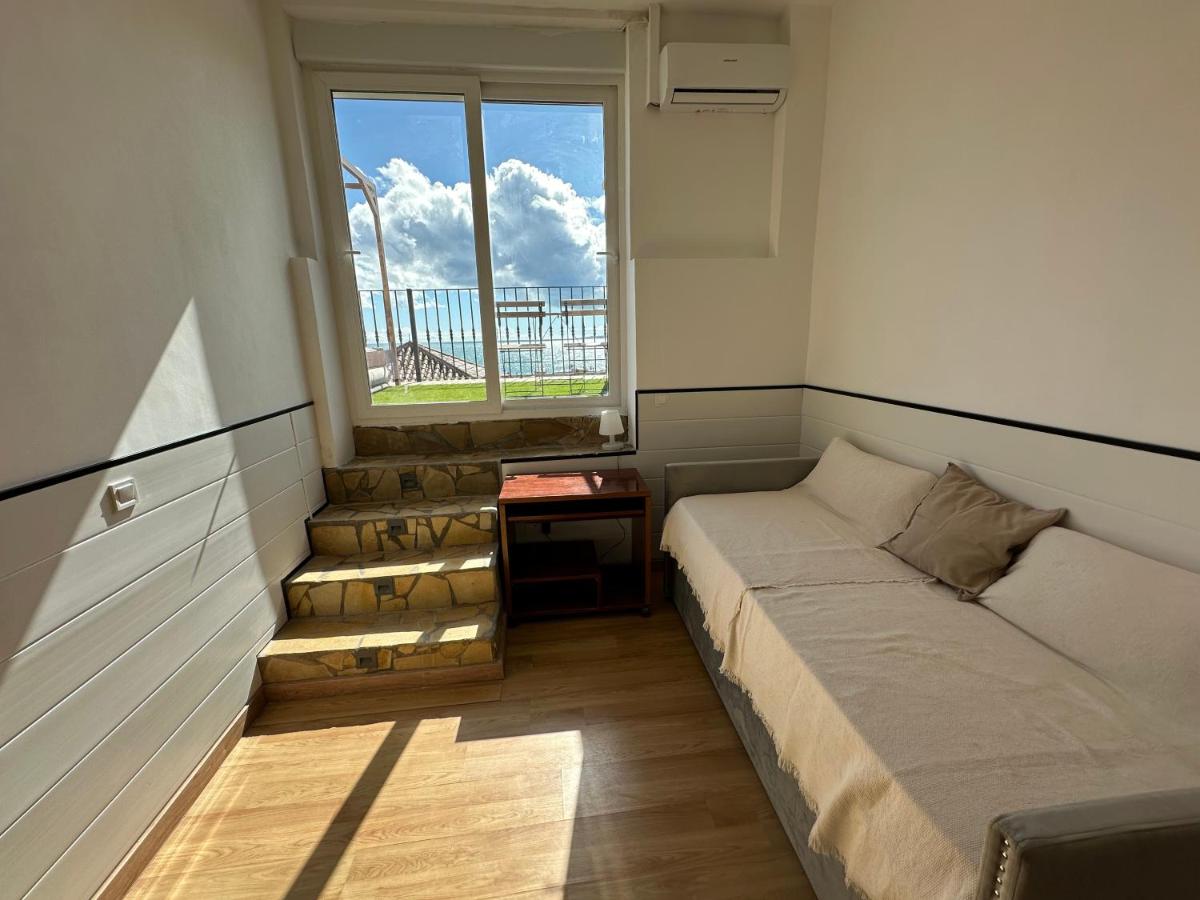 Rooms in Seafront Villa - Housity