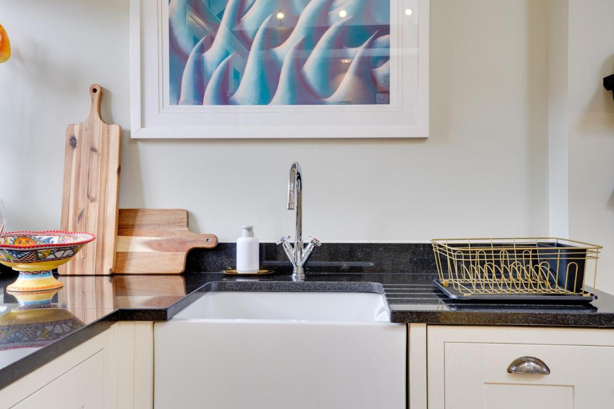 Pope Lodge: Stunning Stone Coach House Conversion - Housity