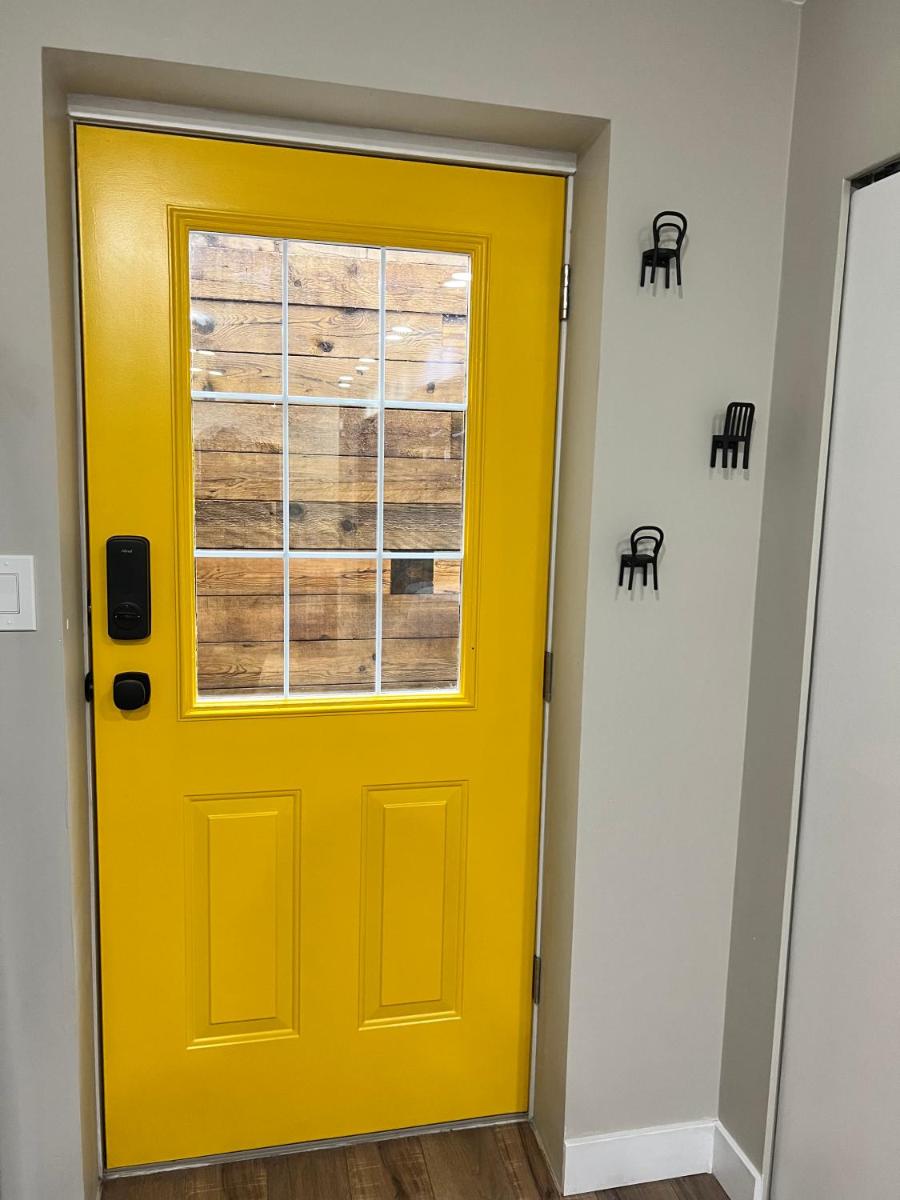 Yellow Door Suite - Housity