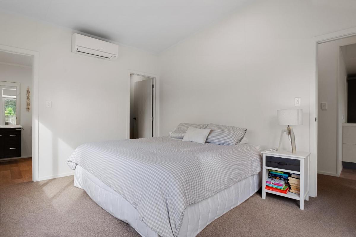 Modern Kiwi Bach - Waihi Beach Holiday Home - Housity