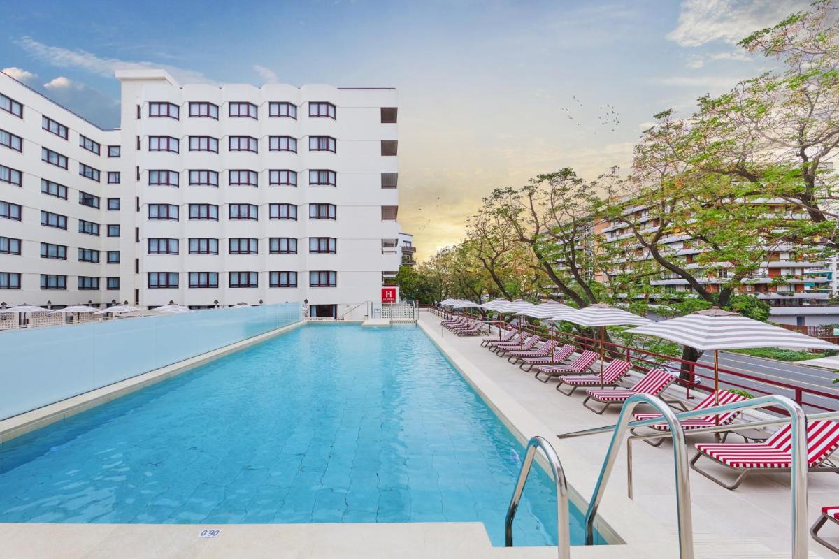 Piscina en o cerca de Hesperia Sevilla