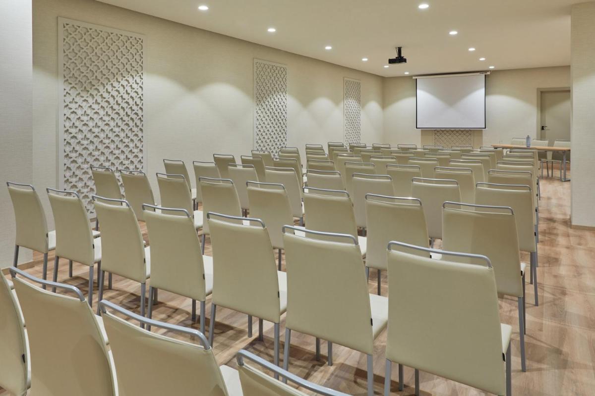 Zona business o sala de conferencias en Hesperia Sevilla