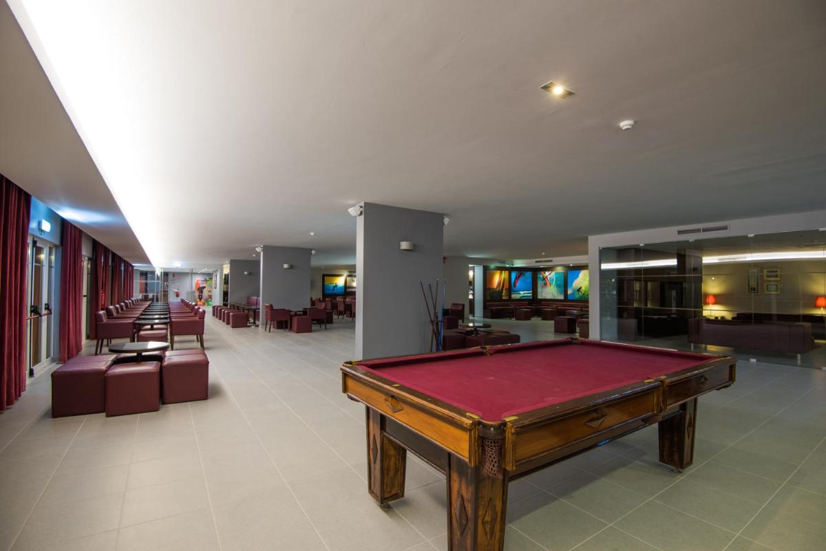 Uma mesa de bilhar em Vila Gale Nautico