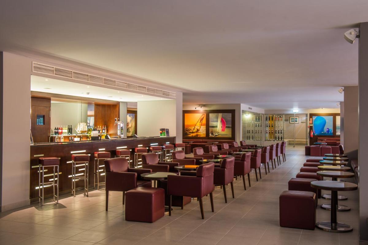 Um restaurante ou outro lugar para comer em Vila Gale Nautico