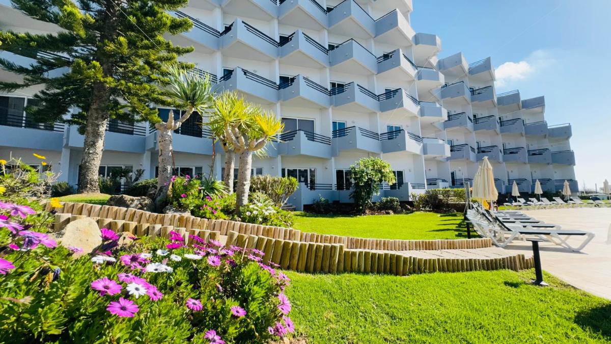 Um jardim no exterior de Vila Gale Nautico