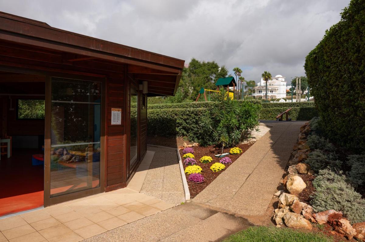 Um jardim no exterior de Vila Gale Nautico
