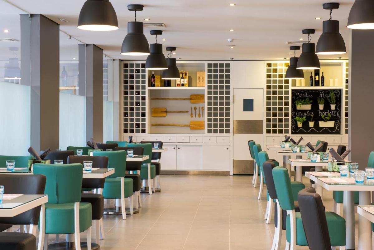 Um restaurante ou outro lugar para comer em Vila Gale Nautico