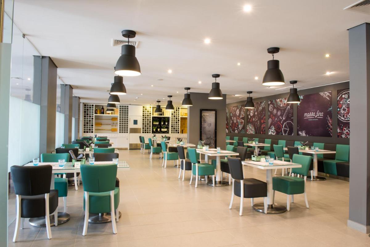 Um restaurante ou outro lugar para comer em Vila Gale Nautico