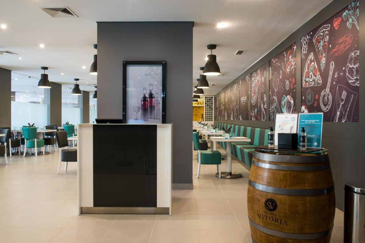 Um restaurante ou outro lugar para comer em Vila Gale Nautico