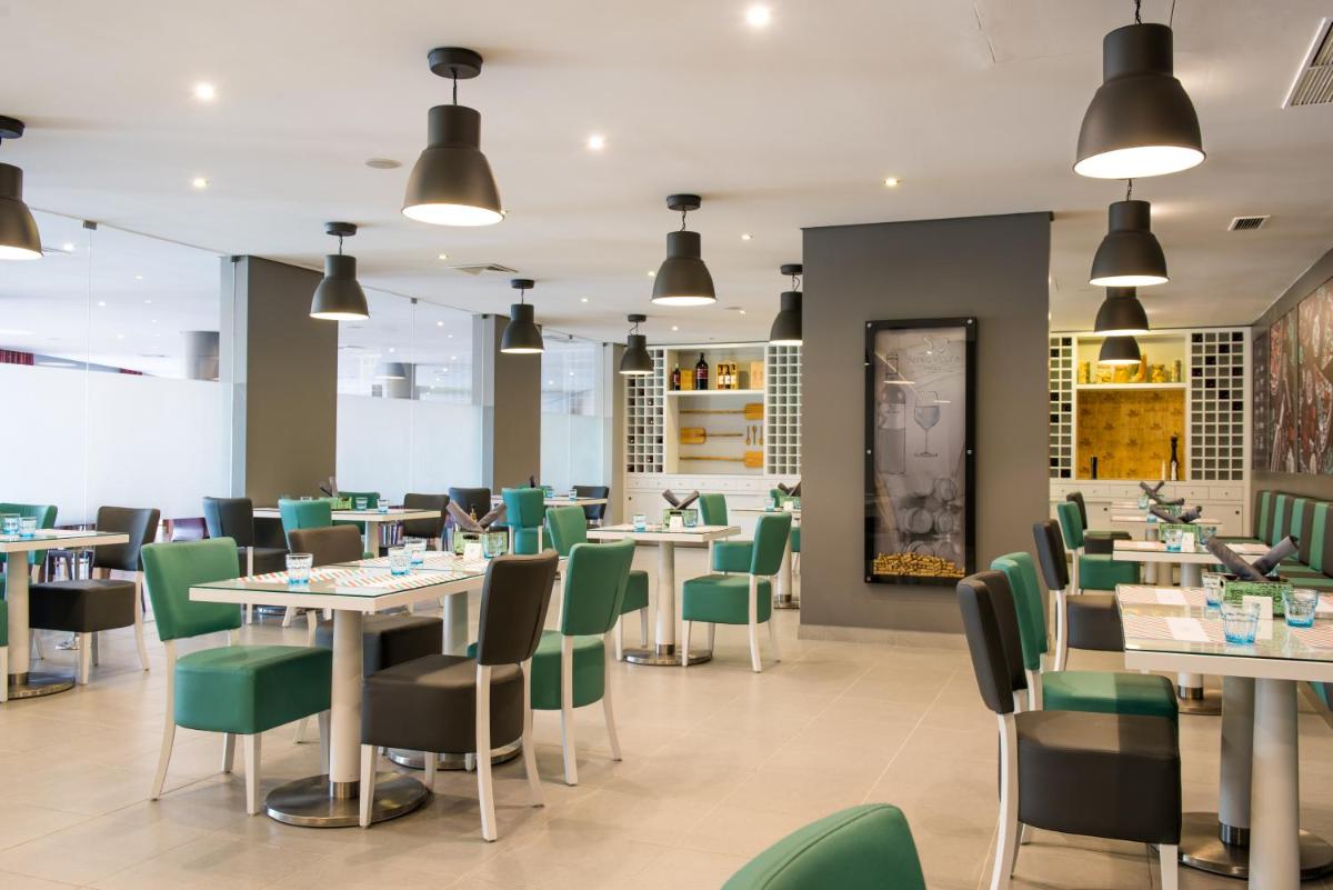 Um restaurante ou outro lugar para comer em Vila Gale Nautico