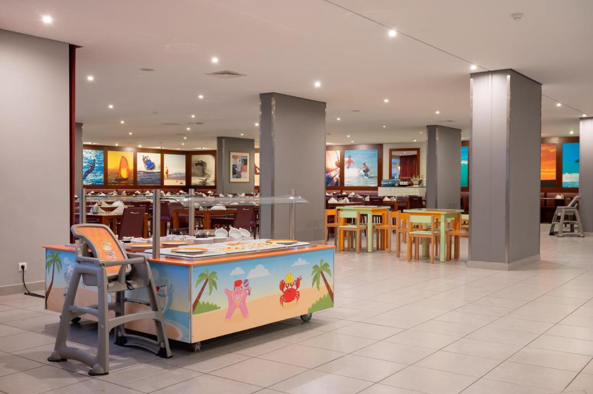 Um restaurante ou outro lugar para comer em Vila Gale Nautico