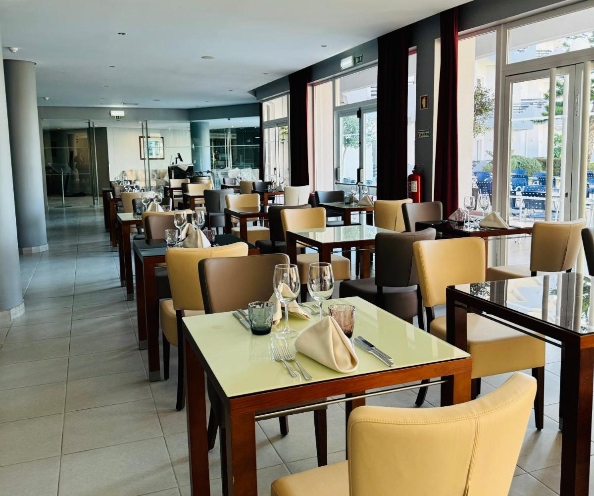 Um restaurante ou outro lugar para comer em Vila Gale Nautico