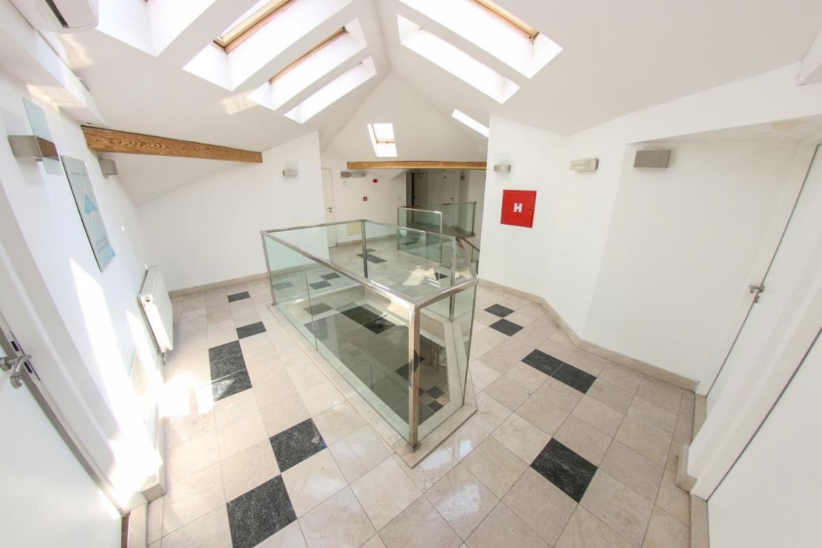 Hotel Hayat - Housity