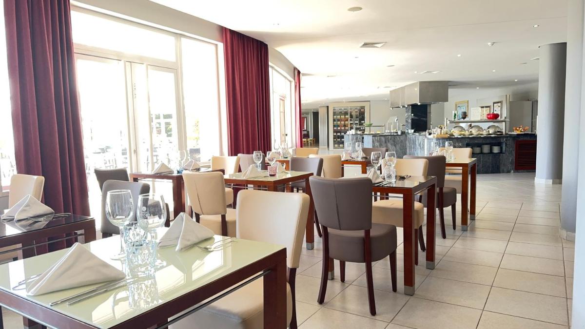 Um restaurante ou outro lugar para comer em Vila Gale Nautico