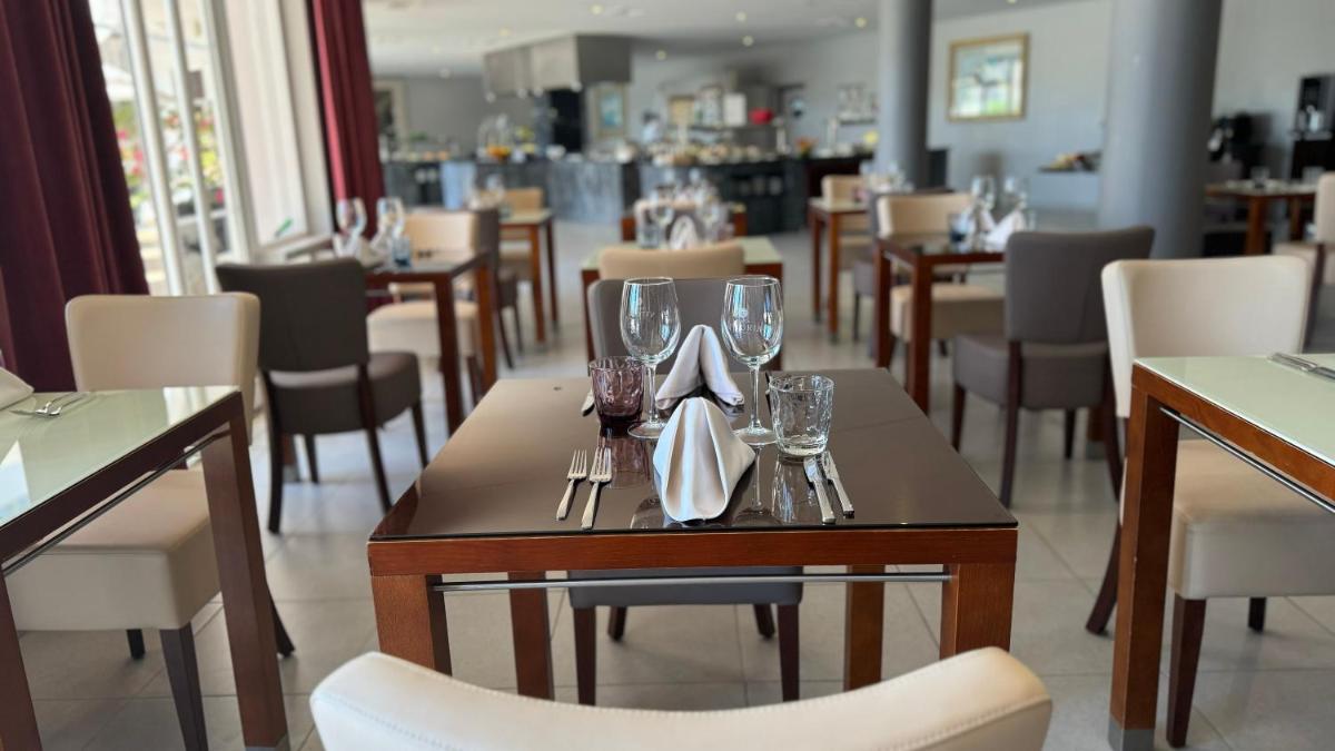 Um restaurante ou outro lugar para comer em Vila Gale Nautico