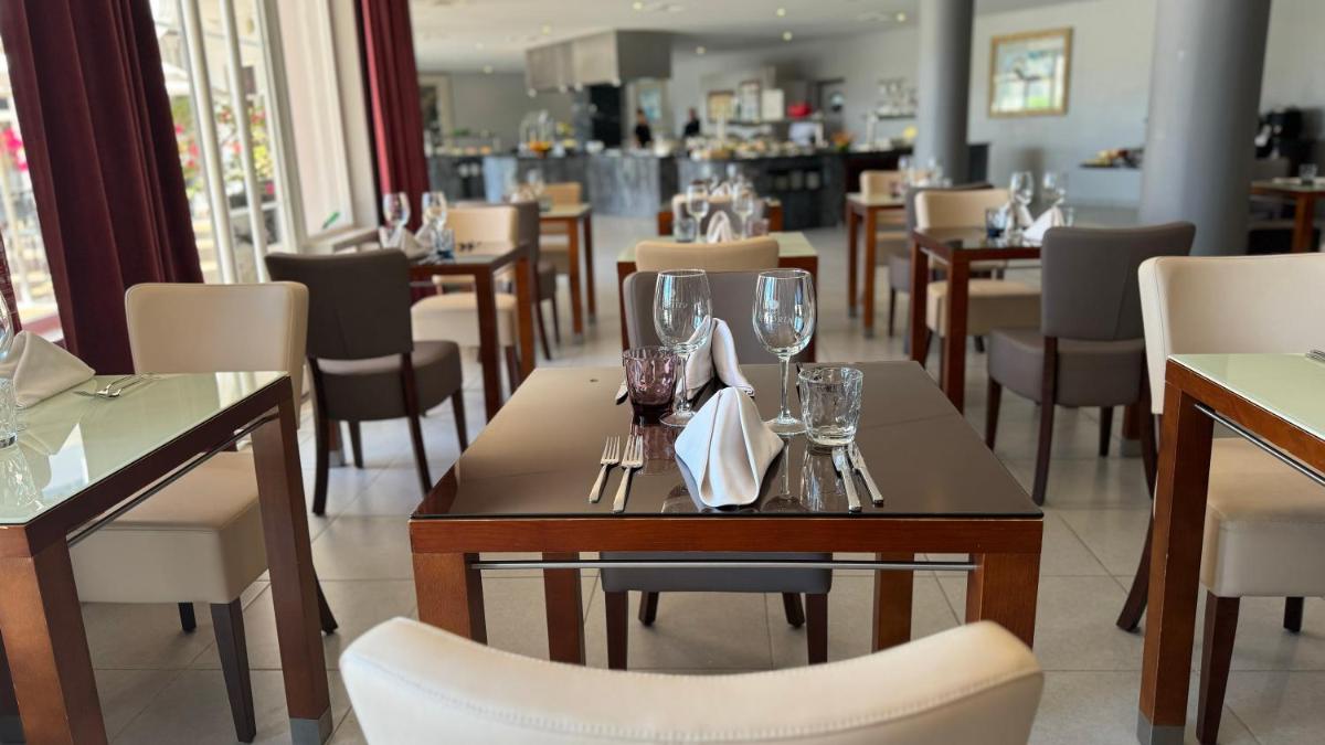 Um restaurante ou outro lugar para comer em Vila Gale Nautico
