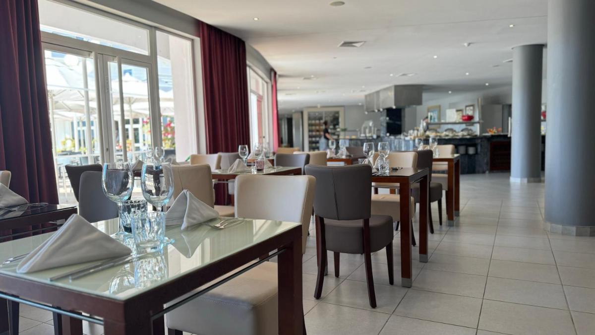 Um restaurante ou outro lugar para comer em Vila Gale Nautico